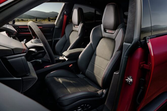 ポルシェ、フル電動SUV『マカン』にダークな装いのおなじみ“GTS”を追加。最高出力571PSを発生