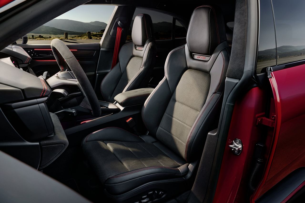 ポルシェ、フル電動SUV『マカン』にダークな装いのおなじみ“GTS”を追加。最高出力571PSを発生