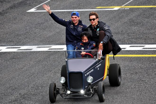 ドライバーズパレードでのジョージ・ラッセル（メルセデス）、マックス・フェルスタッペン（レッドブル）、角田裕毅（レッドブル）