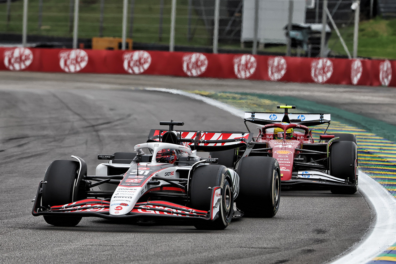 エステバン・オコン（ハース）＆ルイス・ハミルトン（フェラーリ）