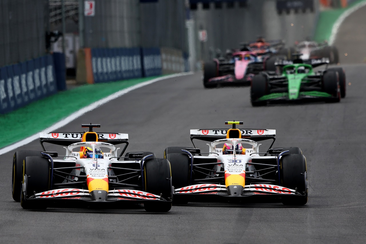 リアム・ローソンとアイザック・ハジャー（レーシングブルズ）のバトル