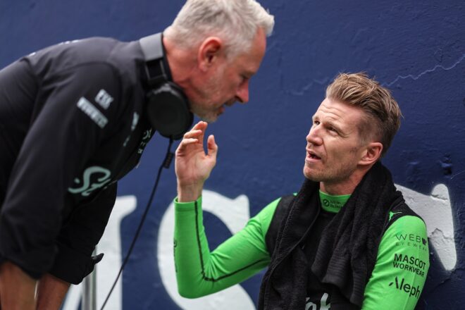 ニコ・ヒュルケンベルグ（キック・ザウバー）とチーム代表ジョナサン・ウィートリー