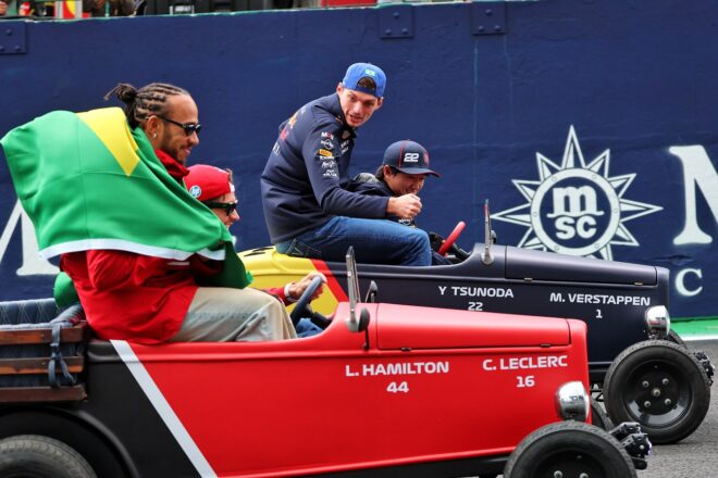 ドライバーズパレードでのルイス・ハミルトン＆シャルル・ルクレール（フェラーリ）、マックス・フェルスタッペン＆角田裕毅（レッドブル）