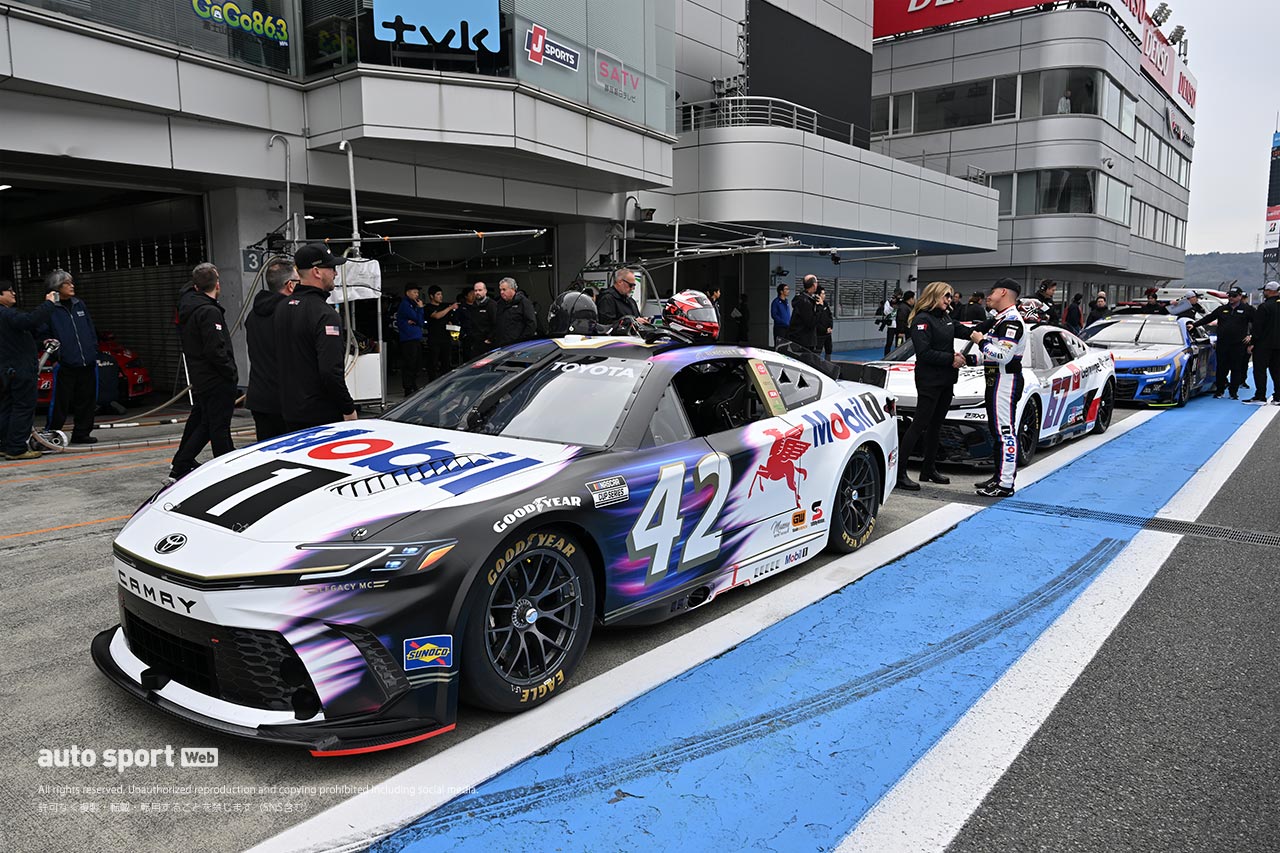 NASCARが富士スピードウェイに見参！ 11月14日のスーパー耐久第7戦富士でのデモランに向け専有走行に臨む