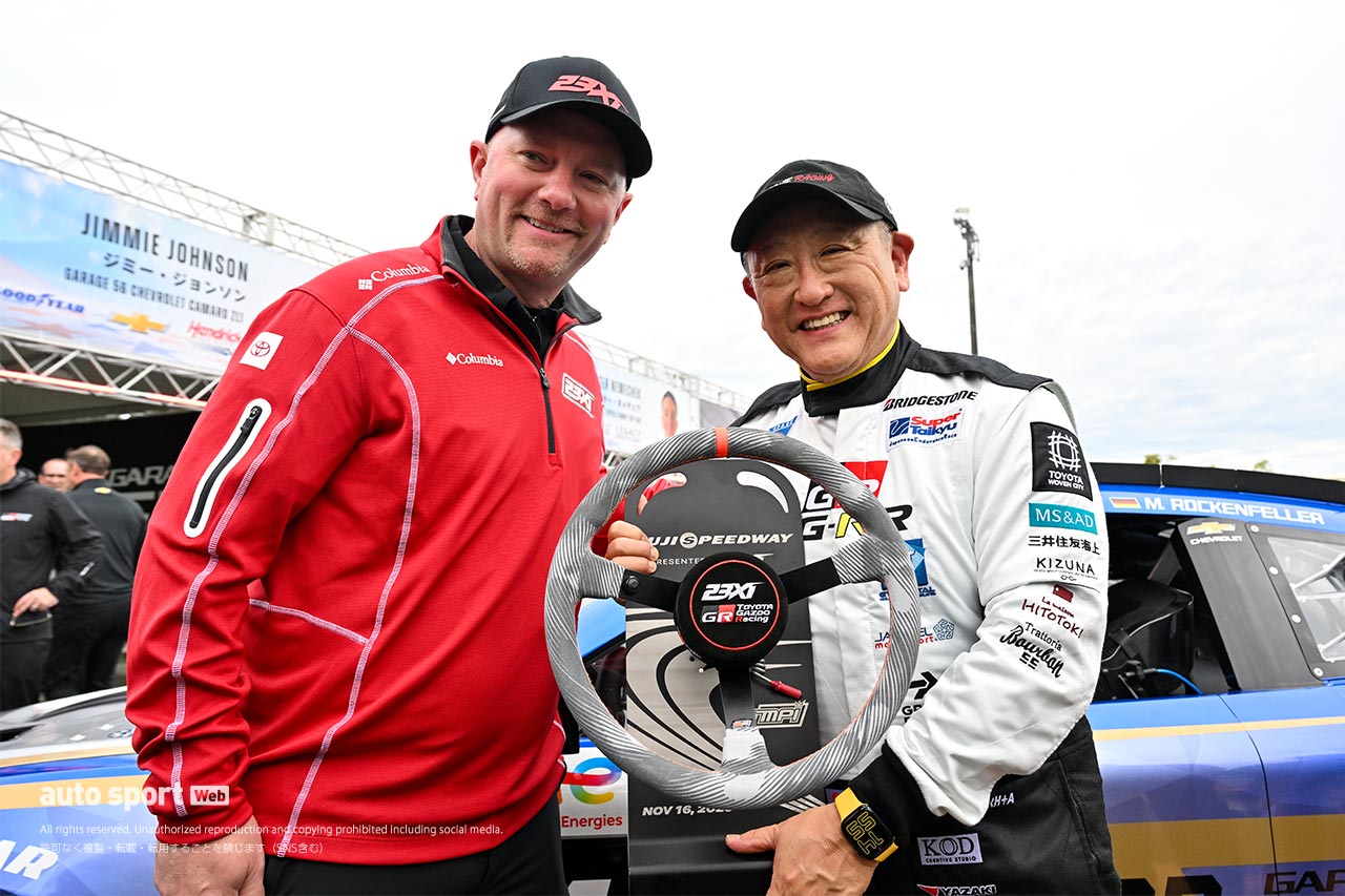 スーパー耐久第7戦富士でデモランのNASCARの2台をモリゾウがサプライズでドライブ。日米交流を楽しむ