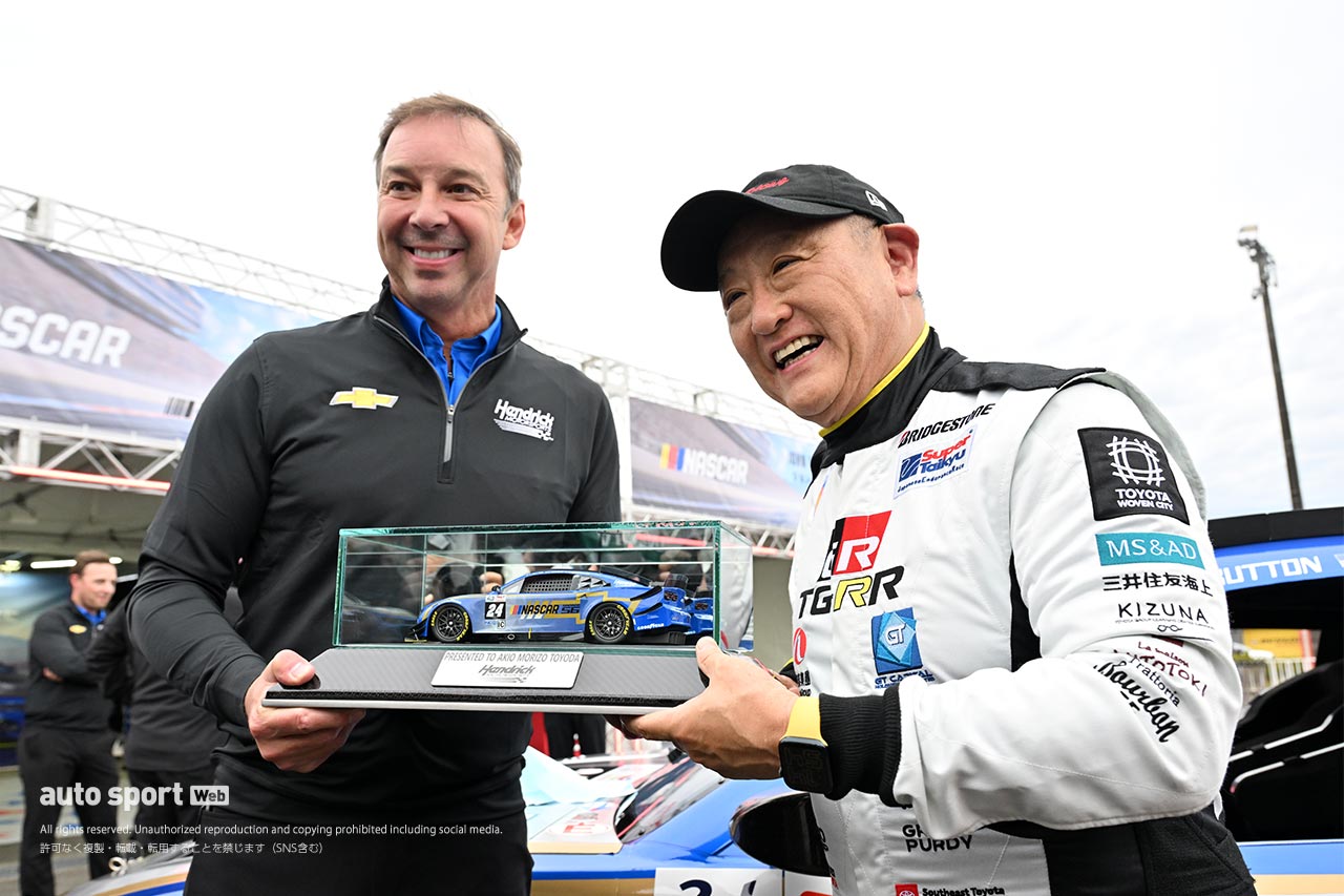 スーパー耐久第7戦富士でデモランのNASCARの2台をモリゾウがサプライズでドライブ。日米交流を楽しむ