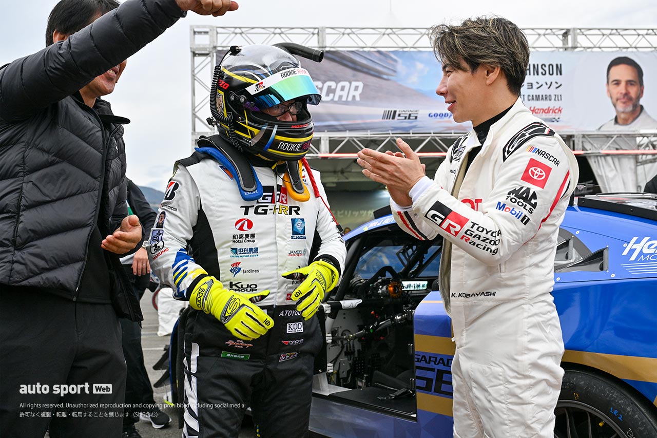 スーパー耐久第7戦富士でデモランのNASCARの2台をモリゾウがサプライズでドライブ。日米交流を楽しむ