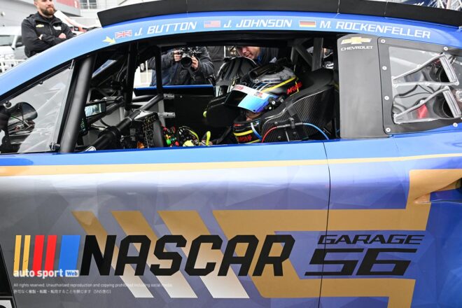 スーパー耐久第7戦富士でデモランのNASCARの2台をモリゾウがサプライズでドライブ。日米交流を楽しむ