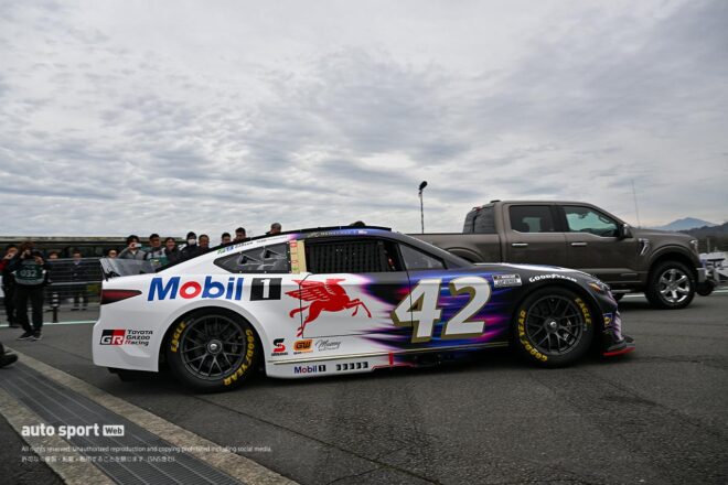 スーパー耐久第7戦富士でデモランのNASCARの2台をモリゾウがサプライズでドライブ。日米交流を楽しむ