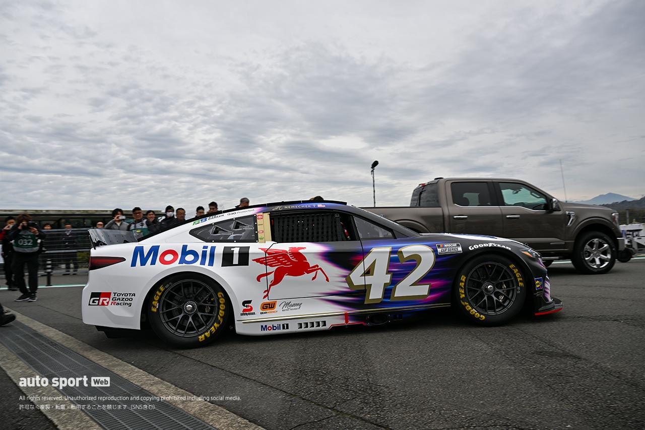 スーパー耐久第7戦富士でデモランのNASCARの2台をモリゾウがサプライズでドライブ。日米交流を楽しむ