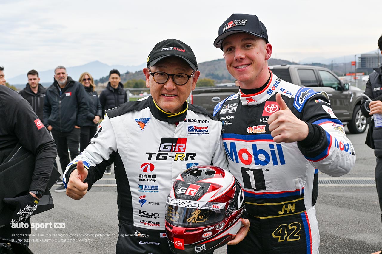 スーパー耐久第7戦富士でデモランのNASCARの2台をモリゾウがサプライズでドライブ。日米交流を楽しむ