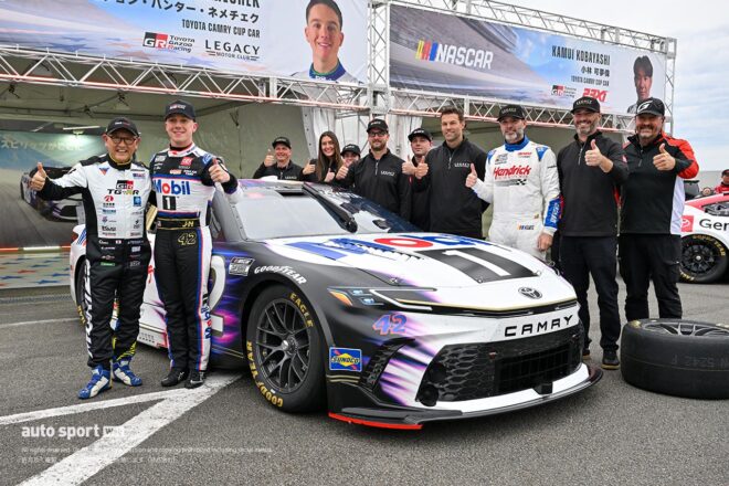 スーパー耐久第7戦富士でデモランのNASCARの2台をモリゾウがサプライズでドライブ。日米交流を楽しむ