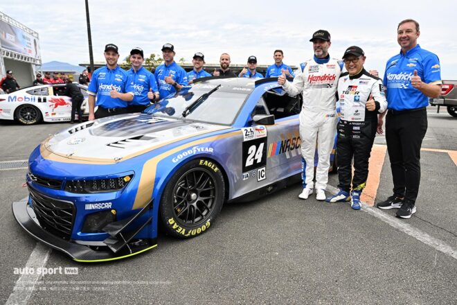 スーパー耐久第7戦富士でデモランのNASCARの2台をモリゾウがサプライズでドライブ。日米交流を楽しむ