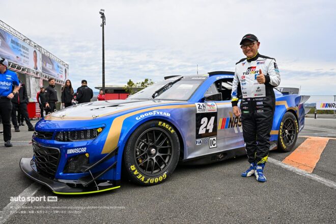 スーパー耐久第7戦富士でデモランのNASCARの2台をモリゾウがサプライズでドライブ。日米交流を楽しむ