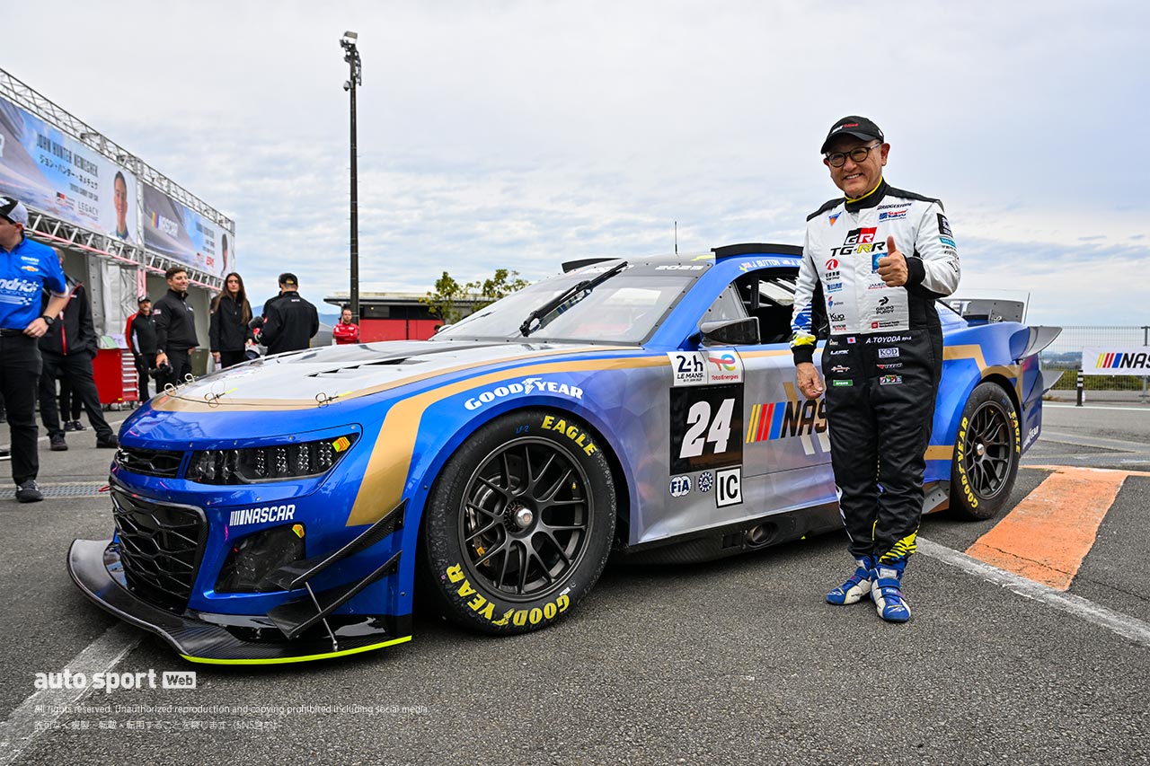 スーパー耐久第7戦富士でデモランのNASCARの2台をモリゾウがサプライズでドライブ。日米交流を楽しむ