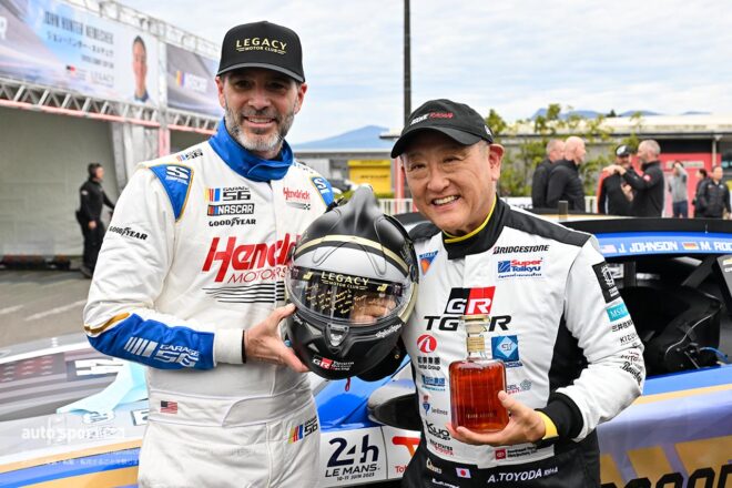 スーパー耐久第7戦富士でデモランのNASCARの2台をモリゾウがサプライズでドライブ。日米交流を楽しむ