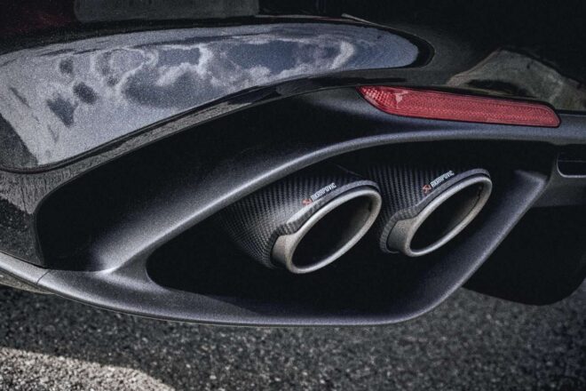 アルファロメオ、正統派サルーン『ジュリア』にアクラポビッチ製のエキゾースト装備の限定車“エストレマ”を設定