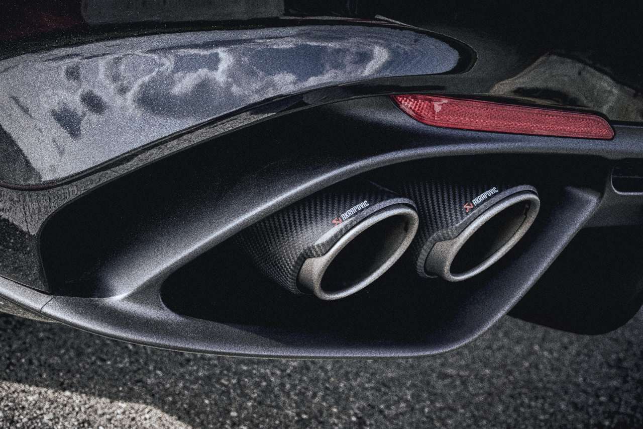 アルファロメオ、正統派サルーン『ジュリア』にアクラポビッチ製のエキゾースト装備の限定車“エストレマ”を設定