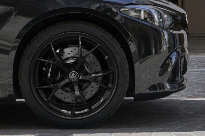 アルファロメオ、正統派サルーン『ジュリア』にアクラポビッチ製のエキゾースト装備の限定車“エストレマ”を設定