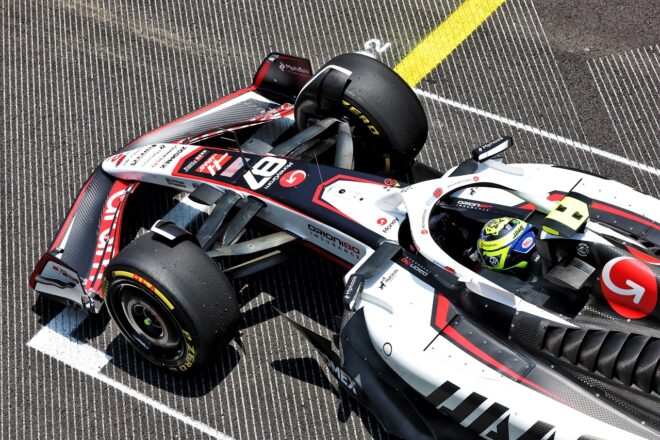 溝が刻まれた路面とハースのオリバー・ベアマン