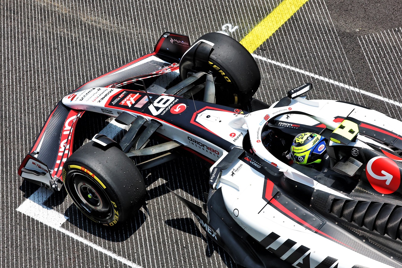 溝が刻まれた路面とハースのオリバー・ベアマン