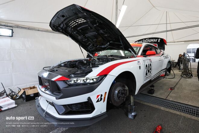 エンジンがかからない！ スーパー耐久第7戦富士のST-USAクラスに登場したマスタング・ダークホースRがトラブルを乗り越え予選に復活