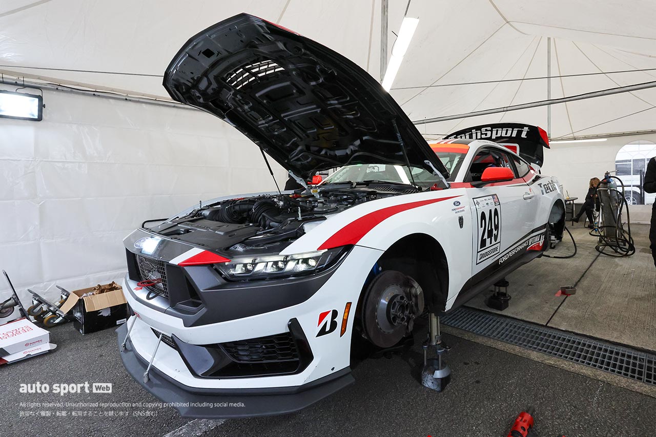 エンジンがかからない！ スーパー耐久第7戦富士のST-USAクラスに登場したマスタング・ダークホースRがトラブルを乗り越え予選に復活