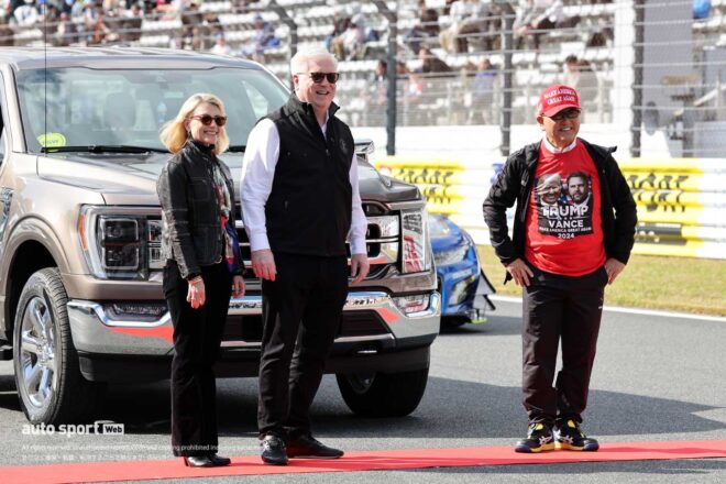 6台のNASCARマシンが富士スピードウェイでゼロ距離＆ド派手ショーラン。モリゾウとグラス駐日米国大使がフォードで先導