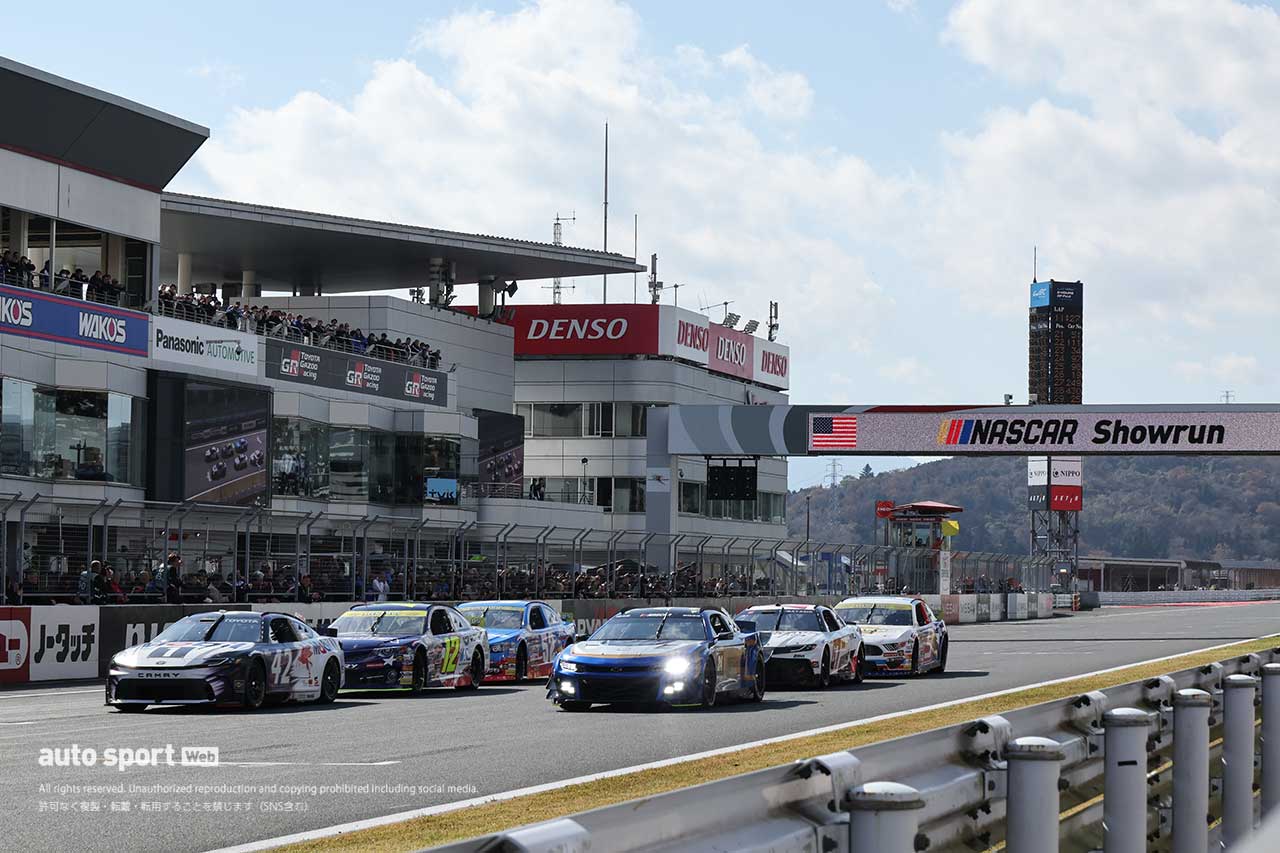 6台のNASCARマシンが富士スピードウェイでゼロ距離＆ド派手ショーラン。モリゾウとグラス駐日米国大使がフォードで先導