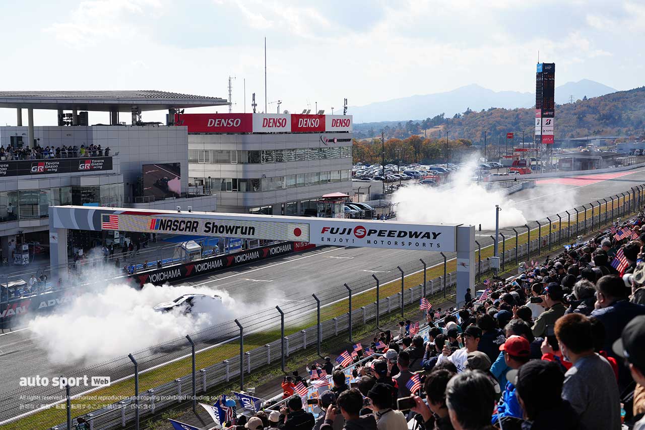 6台のNASCARマシンが富士スピードウェイでゼロ距離＆ド派手ショーラン。モリゾウとグラス駐日米国大使がフォードで先導