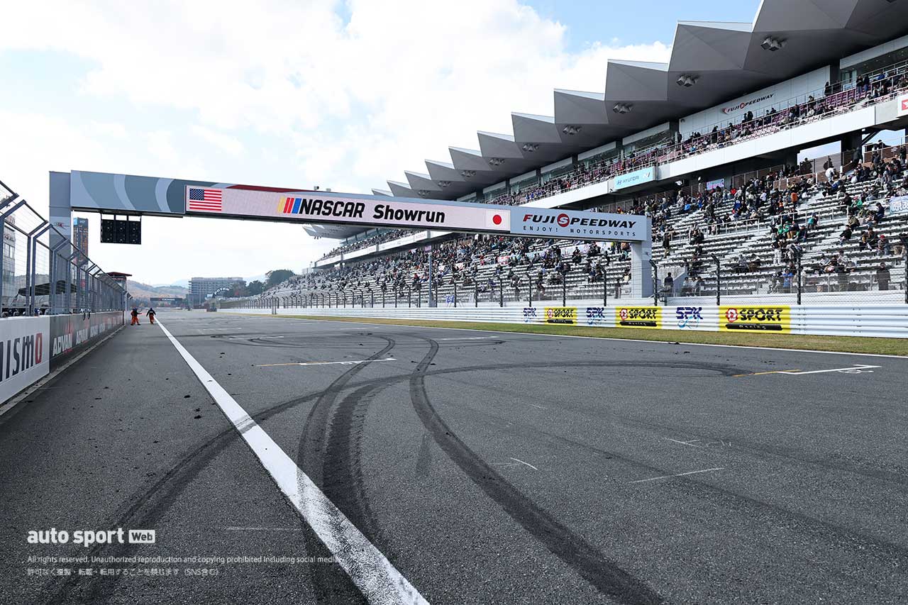 6台のNASCARマシンが富士スピードウェイでゼロ距離＆ド派手ショーラン。モリゾウとグラス駐日米国大使がフォードで先導