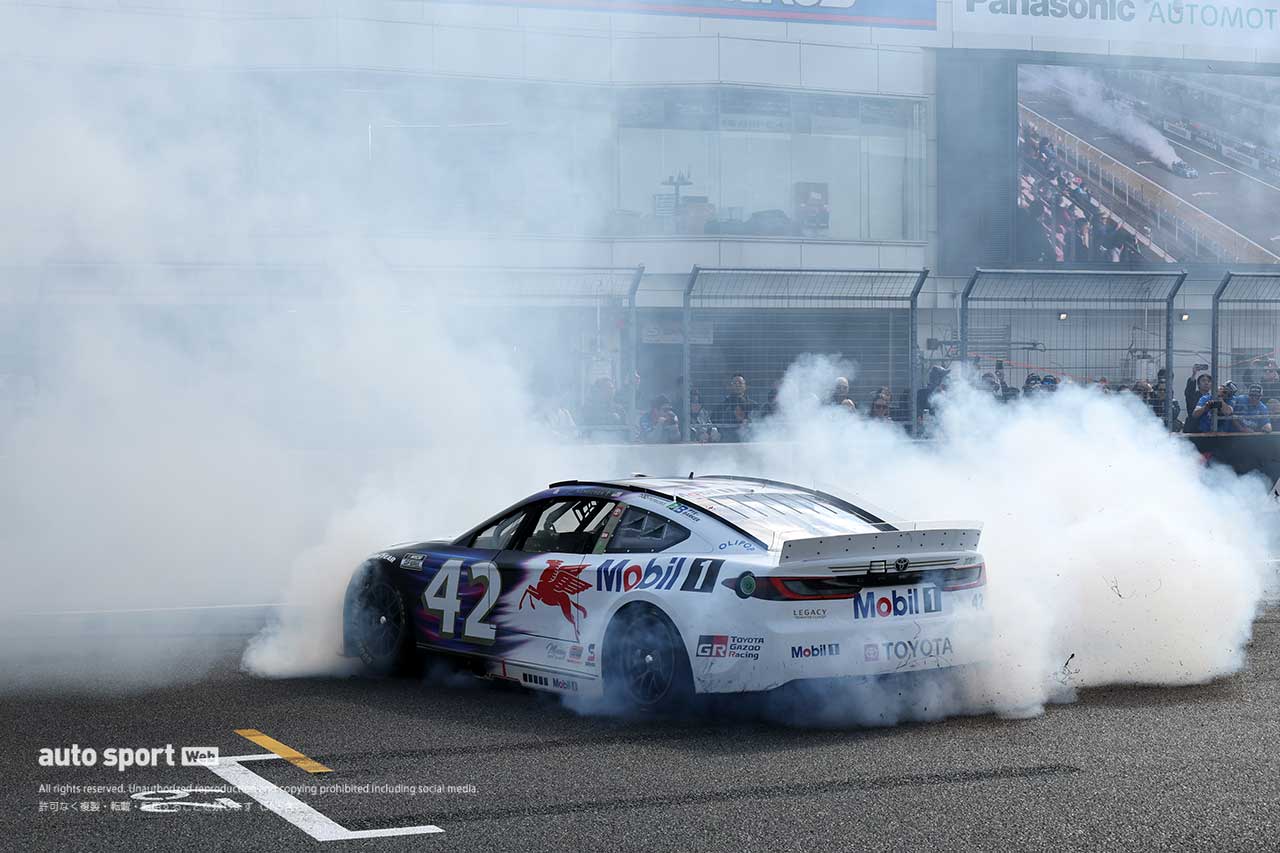 6台のNASCARマシンが富士スピードウェイでゼロ距離＆ド派手ショーラン。モリゾウとグラス駐日米国大使がフォードで先導