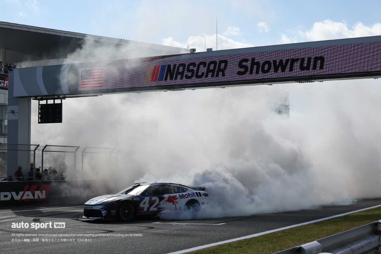 6台のNASCARマシンが富士スピードウェイでゼロ距離＆ド派手ショーラン。モリゾウとグラス駐日米国大使がフォードで先導