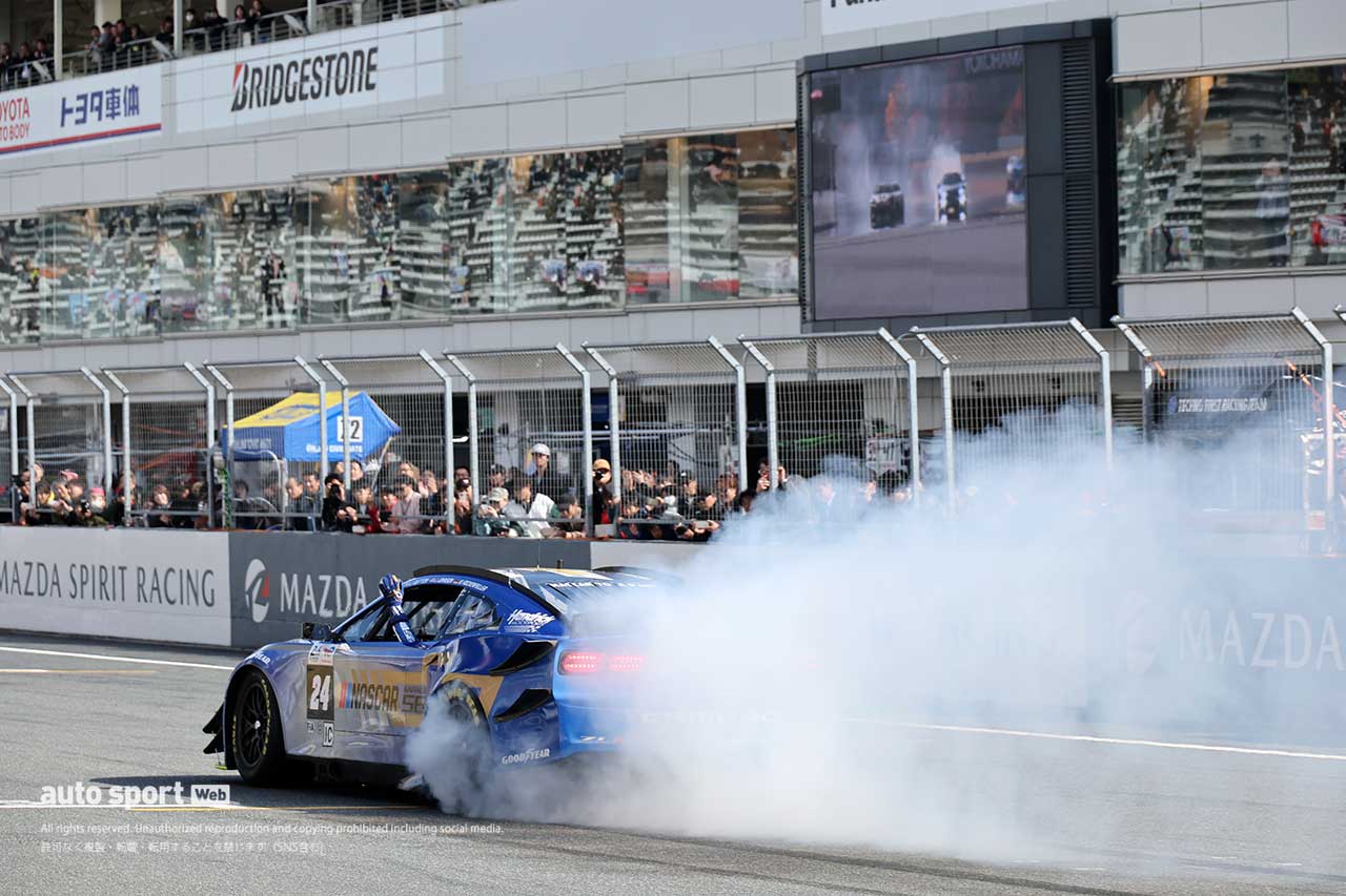 6台のNASCARマシンが富士スピードウェイでゼロ距離＆ド派手ショーラン。モリゾウとグラス駐日米国大使がフォードで先導