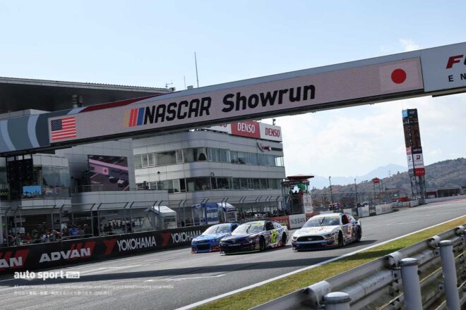 6台のNASCARマシンが富士スピードウェイでゼロ距離＆ド派手ショーラン。モリゾウとグラス駐日米国大使がフォードで先導