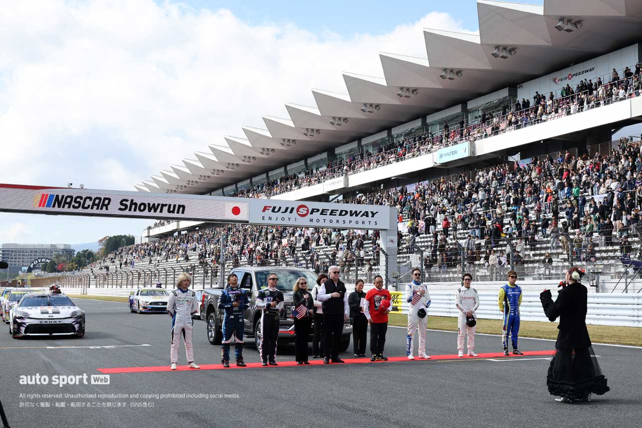 6台のNASCARマシンが富士スピードウェイでゼロ距離＆ド派手ショーラン。モリゾウとグラス駐日米国大使がフォードで先導