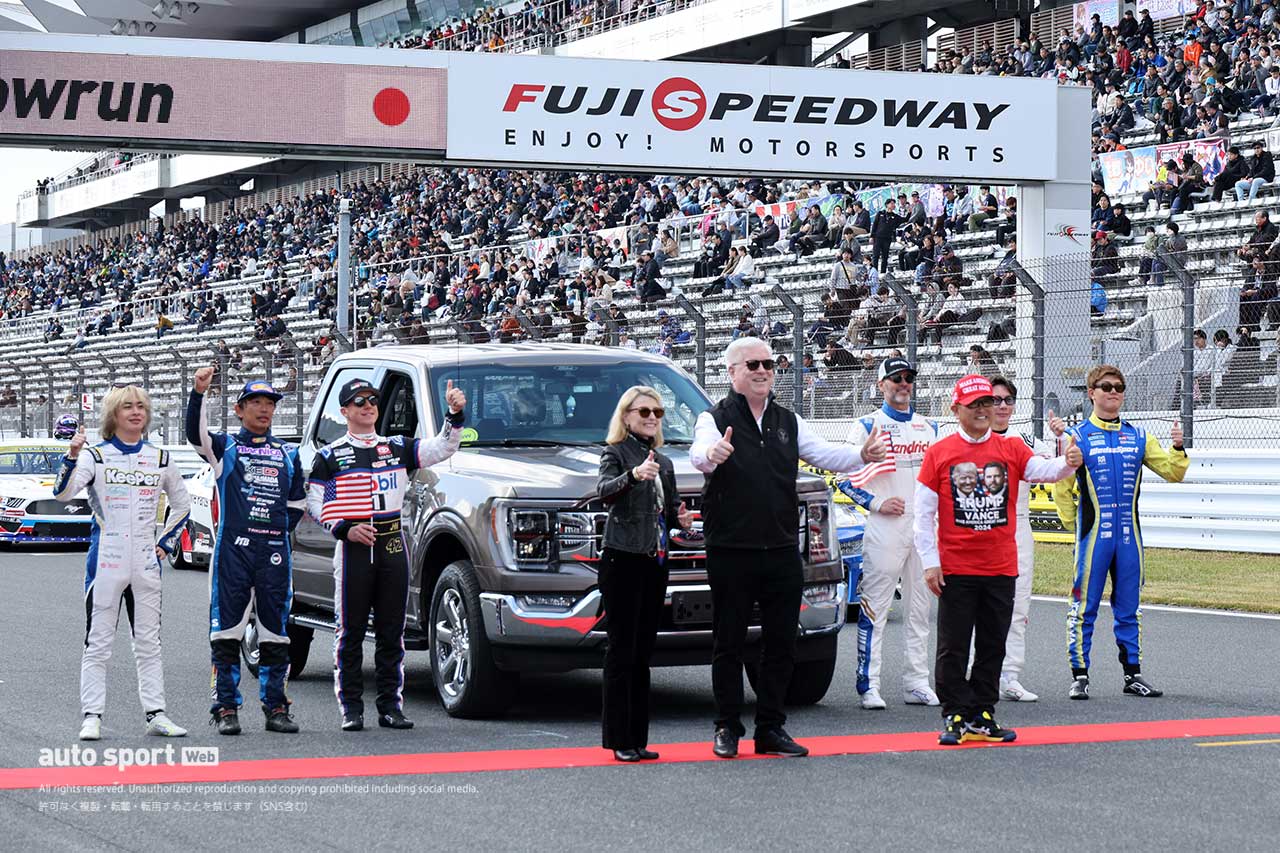 6台のNASCARマシンが富士スピードウェイでゼロ距離＆ド派手ショーラン。モリゾウとグラス駐日米国大使がフォードで先導