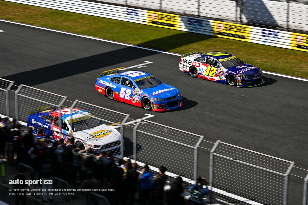 6台のNASCARマシンが富士スピードウェイでゼロ距離＆ド派手ショーラン。モリゾウとグラス駐日米国大使がフォードで先導