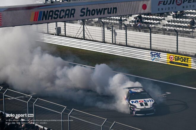 6台のNASCARマシンが富士スピードウェイでゼロ距離＆ド派手ショーラン。モリゾウとグラス駐日米国大使がフォードで先導