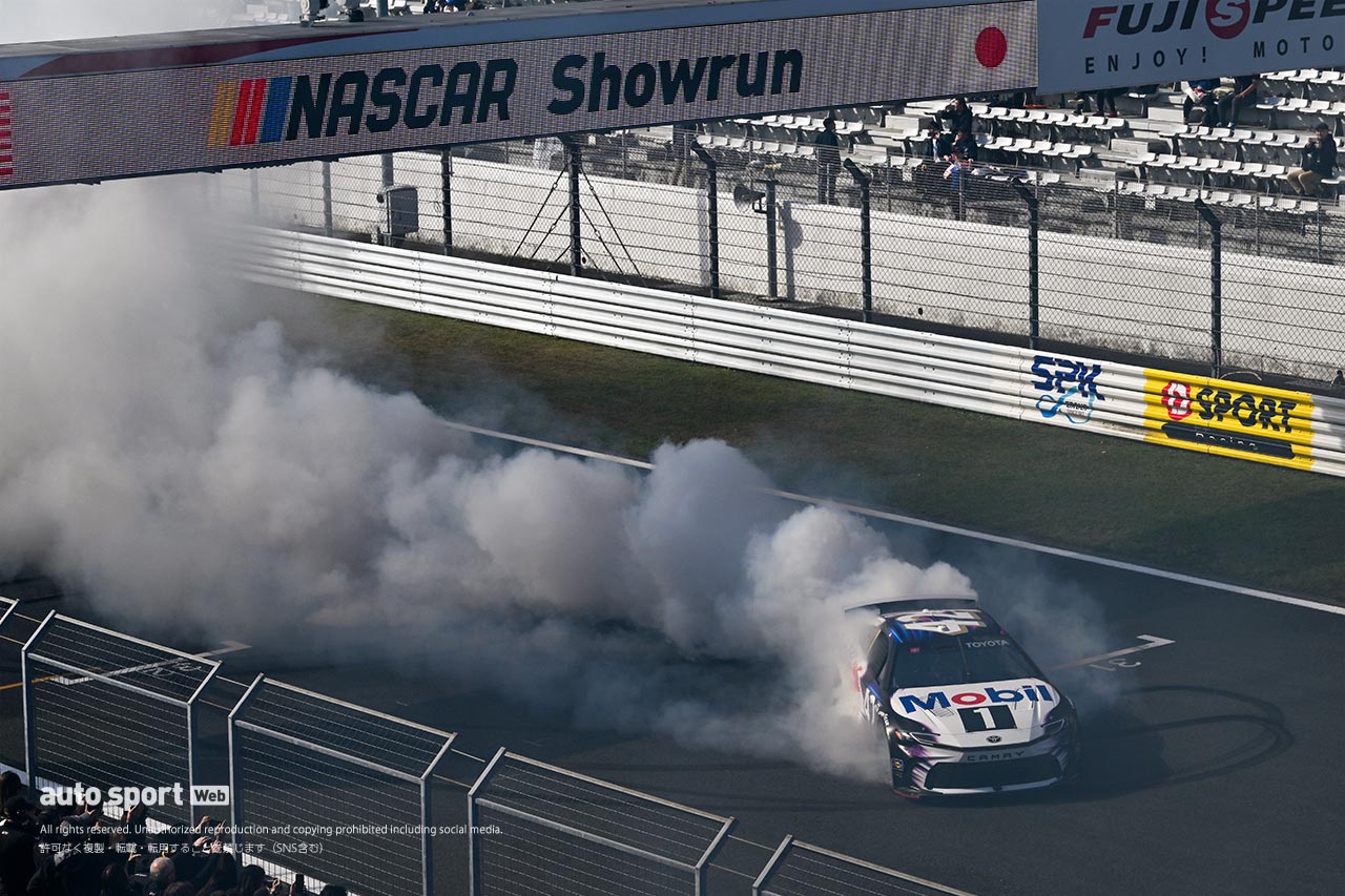 6台のNASCARマシンが富士スピードウェイでゼロ距離＆ド派手ショーラン。モリゾウとグラス駐日米国大使がフォードで先導