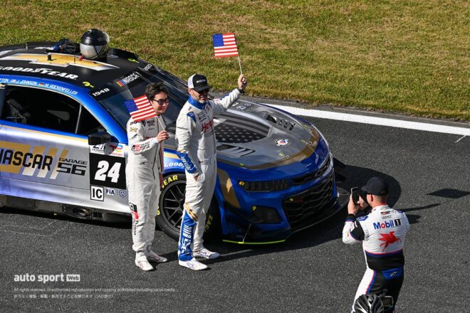 6台のNASCARマシンが富士スピードウェイでゼロ距離＆ド派手ショーラン。モリゾウとグラス駐日米国大使がフォードで先導