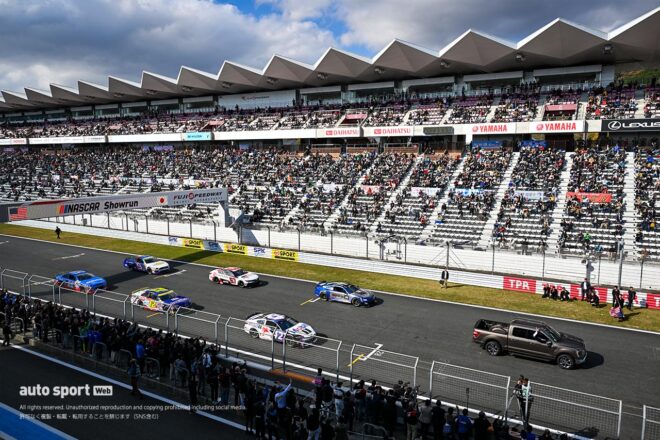 6台のNASCARマシンが富士スピードウェイでゼロ距離＆ド派手ショーラン。モリゾウとグラス駐日米国大使がフォードで先導