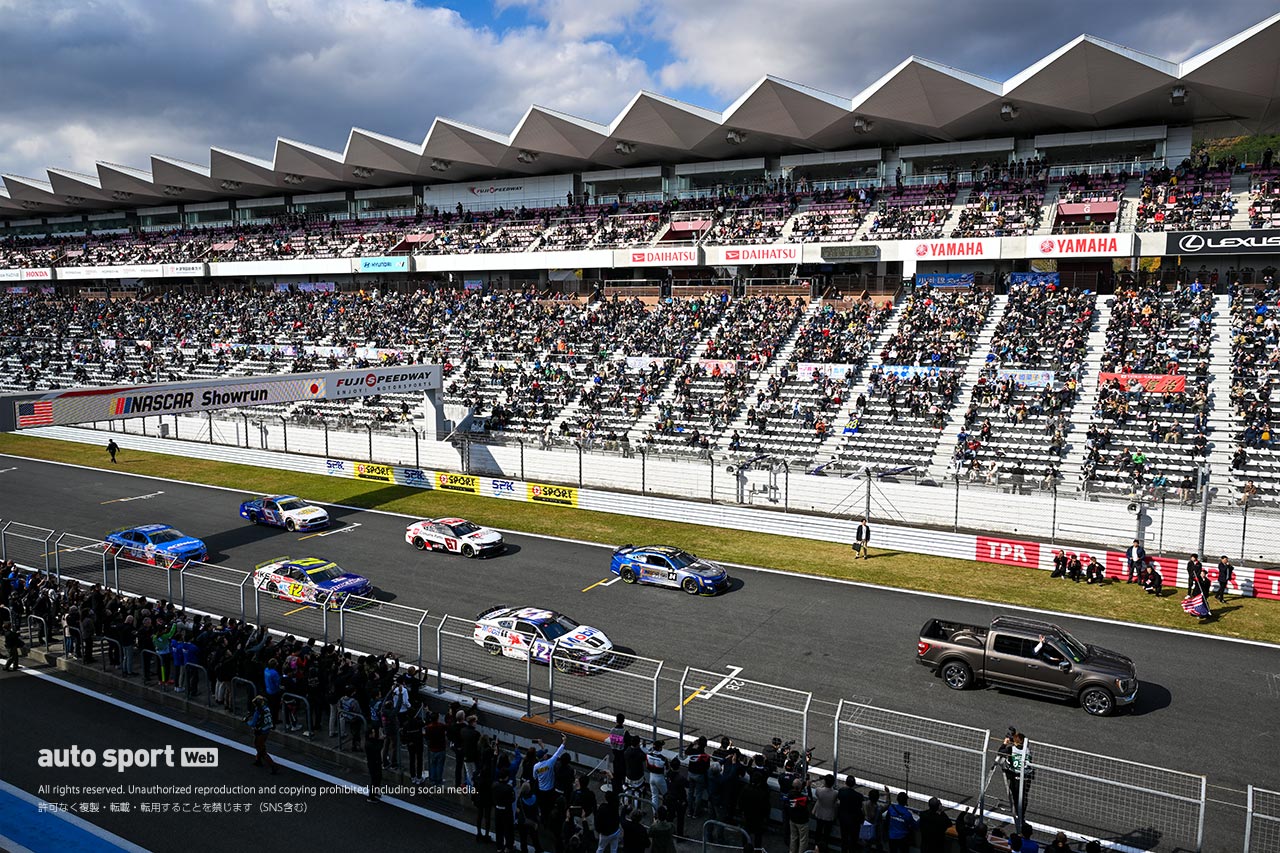 6台のNASCARマシンが富士スピードウェイでゼロ距離＆ド派手ショーラン。モリゾウとグラス駐日米国大使がフォードで先導
