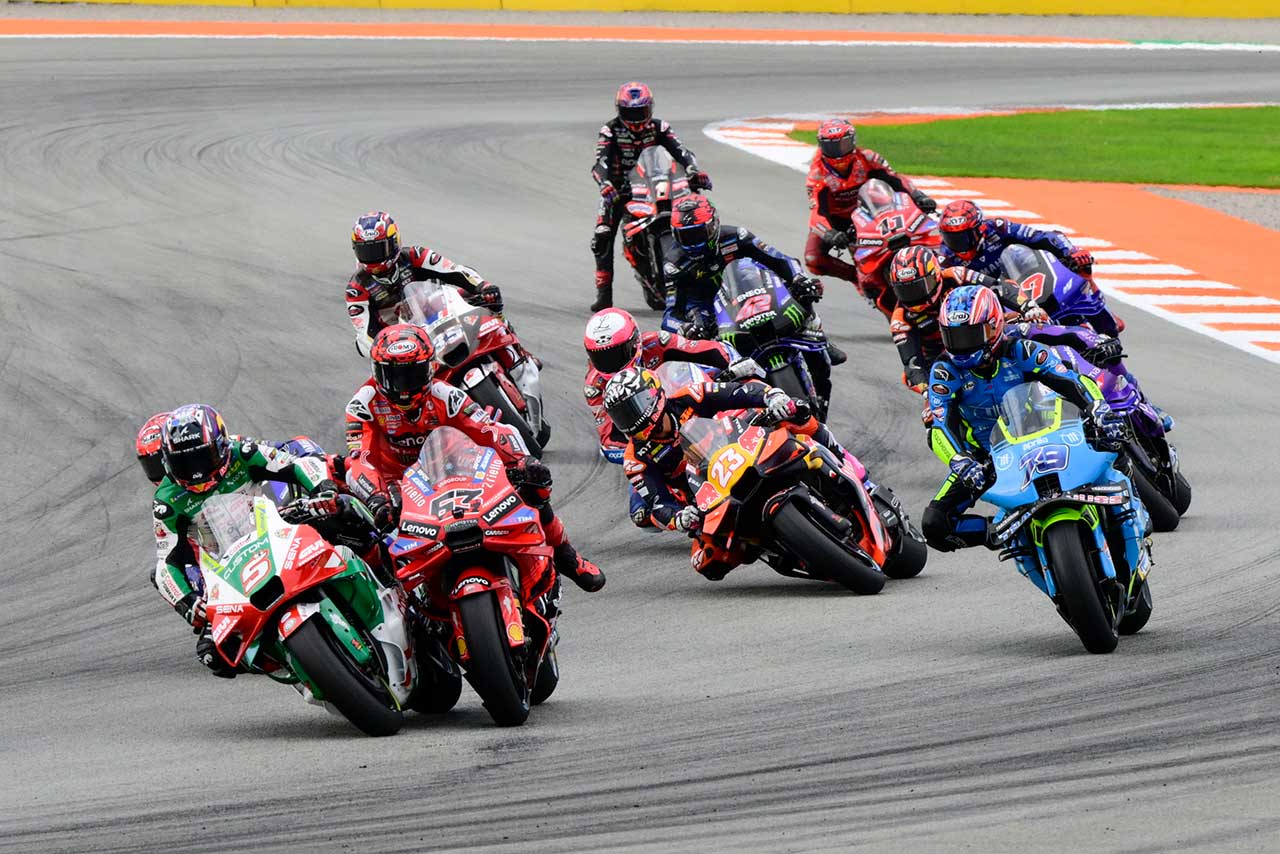 最終レースはベゼッチが3勝目を挙げ、ラウルとアプリリア1-2。転倒とトラブル多発で7台リタイア／MotoGP第22戦バレンシアGP