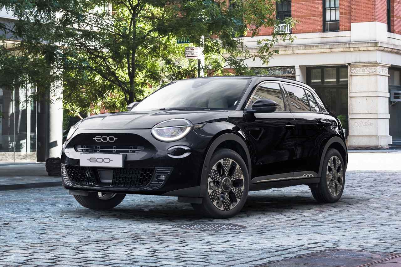 フィアット、コンパクトSUV『600 Hybrid』に初採用のブラックをまとう限定車“Nero Cinema”を導入
