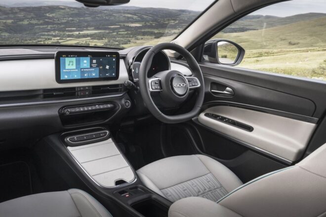 フィアット、コンパクトSUV『600 Hybrid』に初採用のブラックをまとう限定車“Nero Cinema”を導入