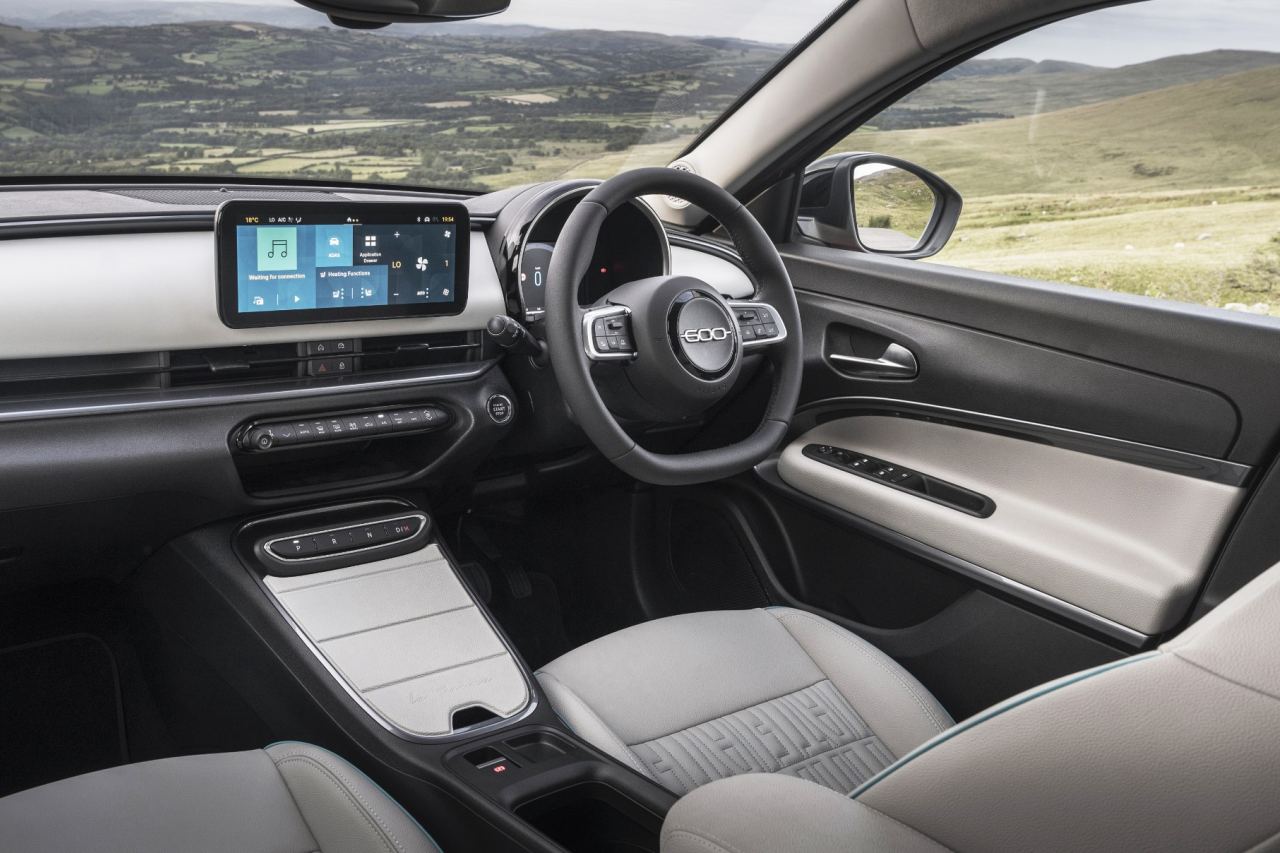 フィアット、コンパクトSUV『600 Hybrid』に初採用のブラックをまとう限定車“Nero Cinema”を導入