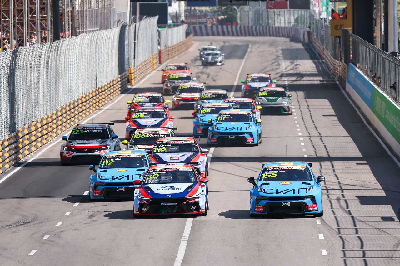 初戦決着でジロラミ今季3勝目、3位表彰台のエルラシェールが3度目の王座獲得／TCRワールドツアー最終戦マカオ