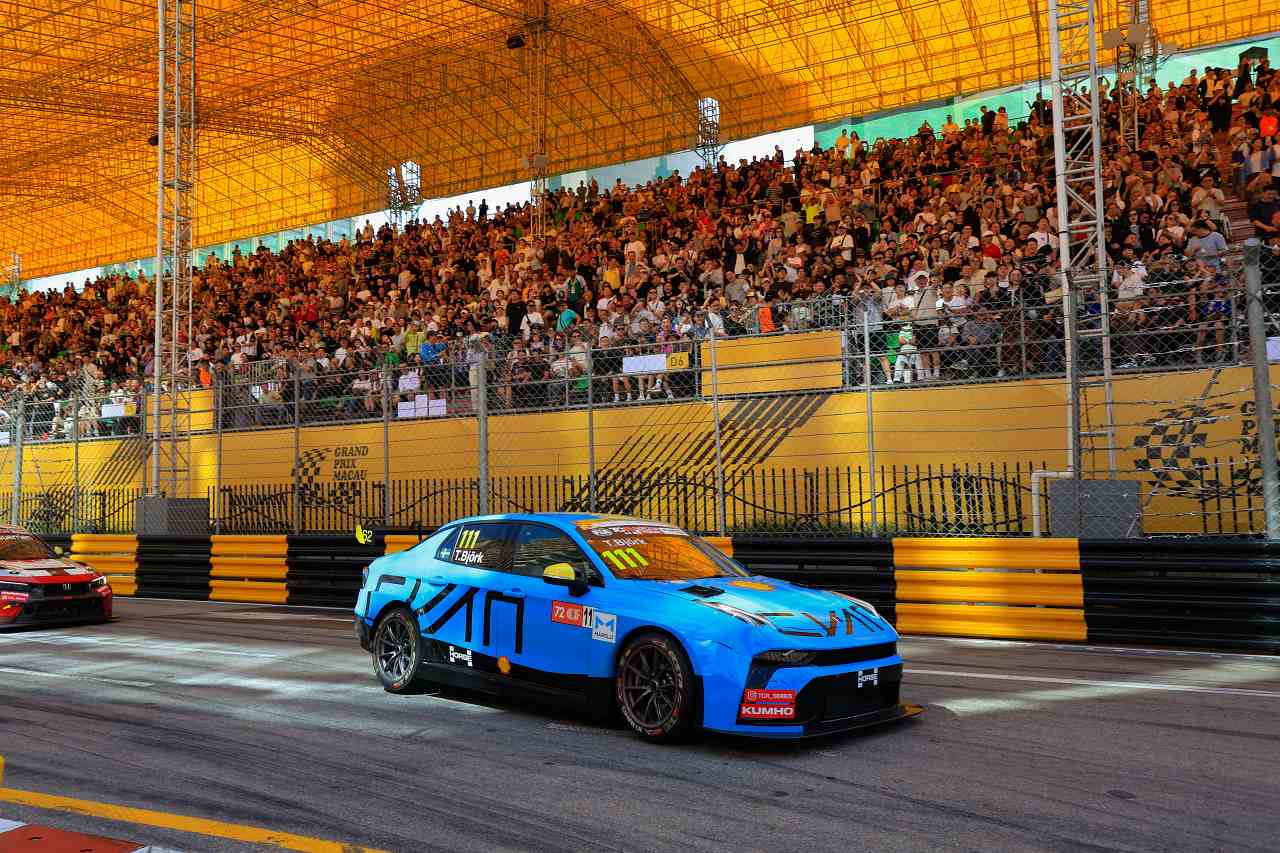 初戦決着でジロラミ今季3勝目、3位表彰台のエルラシェールが3度目の王座獲得／TCRワールドツアー最終戦マカオ