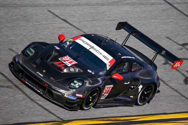 デイトナのバンクを走行するポルシェ911 GT3 Rエボ